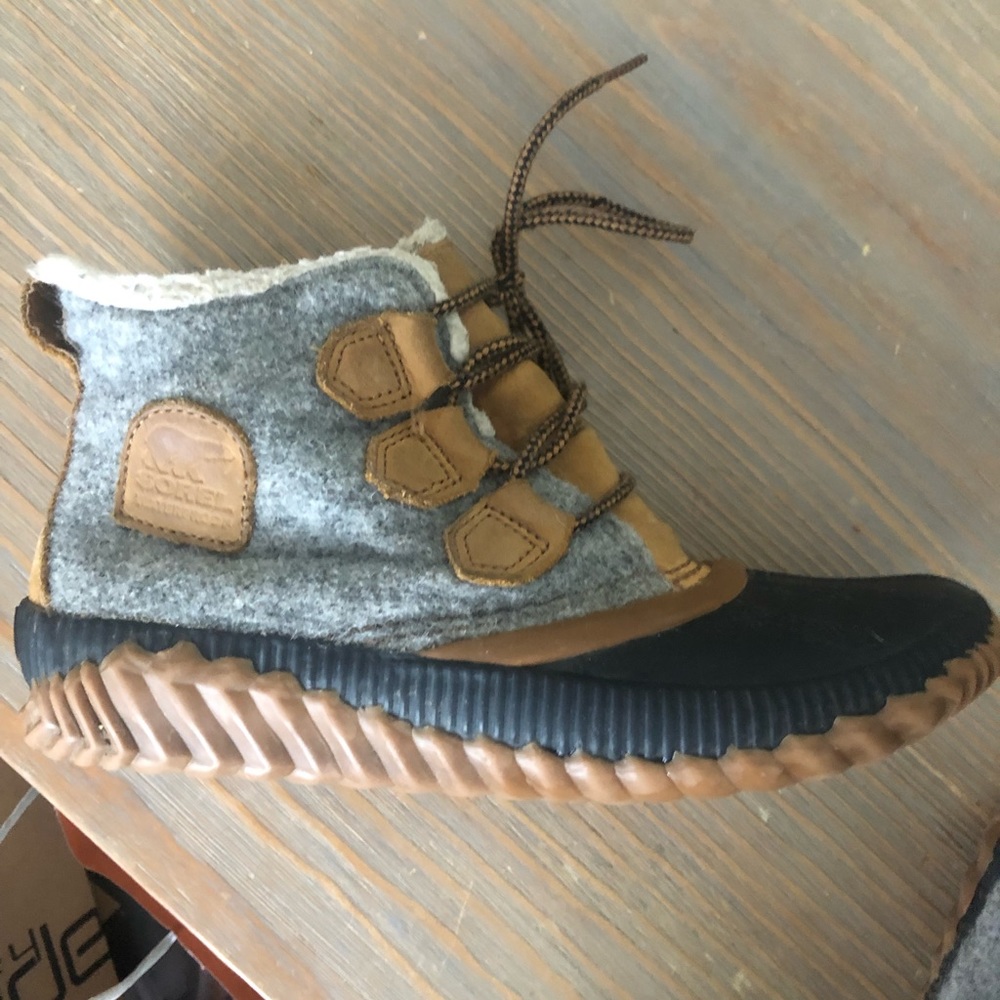 Sorel in and out boots size 8